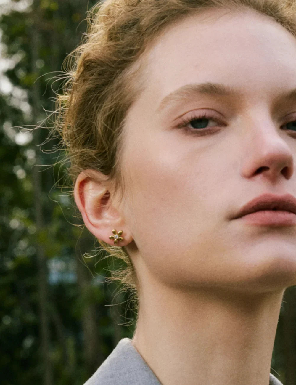 Arinz Bloom Zircon Stud Earrings