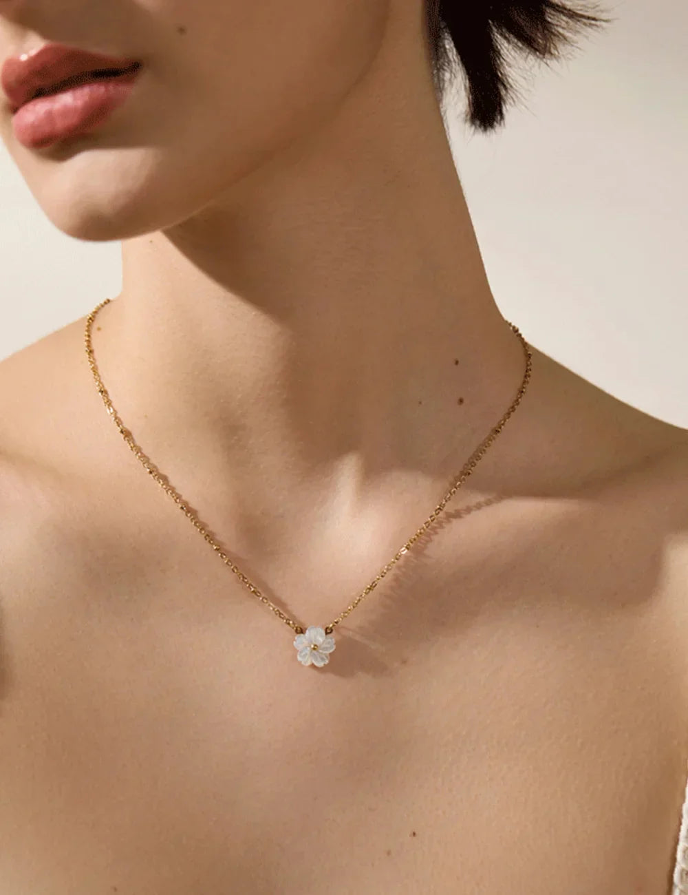 Leros Shell Flower Pendant Necklace